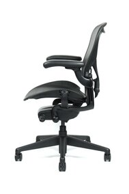 Herman Miller Aeron velikost B black edition